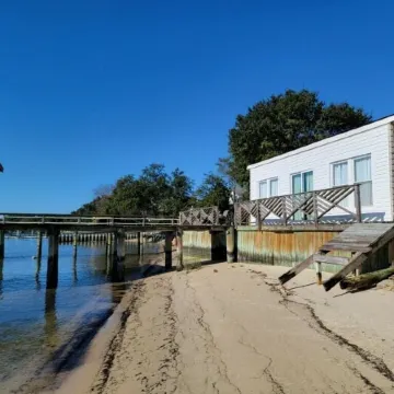 The Boat House - Water Front, Wifi, Pet Friendly 1 Bedroom Home by RedAwning