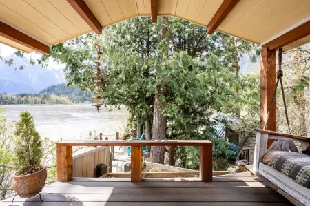 Fraser River Waterfront Cottage in Hope BC