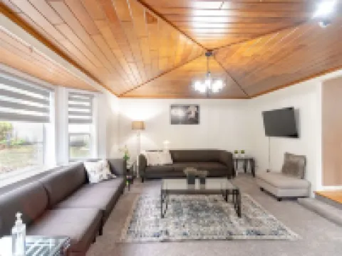 Spacious & Modern by the Beach ~ King & Queen Beds โรงแรมในไวท์ร็อค