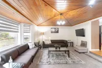 Spacious & Modern by the Beach ~ King & Queen Beds Hotels in White Rock