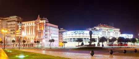 The One Grand Hotel da Póvoa - by Mhmb Hospitality Отели рядом с достопримечательностью «Povoa de Varzim Station»