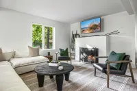 Stunning Outdoor Oasis with Hot Tub and Fire Pit - Elegant Retreat