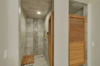 Green Bay Getaway Near Lambeau Field and Resch! - بار