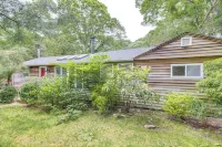Hamptons Vacation Rental w/ Salt Water Pool - Parkplatz