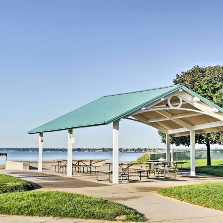 Lake Views & Grill: Walk to Lake Huron & Dtwn