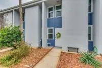 Chic Gulf Breeze Escape w/ Pool Access & Courtyard - parking