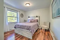Lakefront Home w/ Game Room, Theater & Dock! - Balkoner