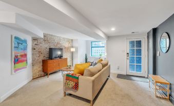 Cute And Charming 1br In Fantastic Location 1 Bedroom Townhouse by RedAwning