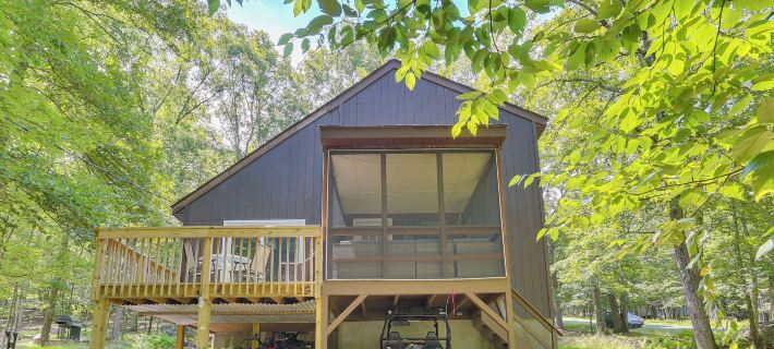 Pools, Lake, AC, Tiki Bar, Skiing: Delaware River Hotels in Pike County