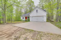 Pet-Friendly Kalkaska Home ~ 19 Mi to Torch Lake! - parking