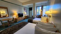 The Cedars Inn Hotel & Convention Centre Hotels in Gibsons