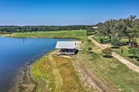 The Deer Cabin Peaceful Refuge in East Texas - parking