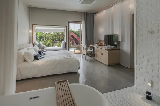 ห้องดีลักซ์วิวแม่น้ำพร้อมระเบียงสระว่ายน้ำ