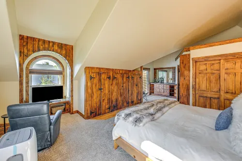 Duplex in Quiet Family Neighborhood 1 Mi to Skiing - Spa