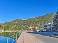 Red River Townhome with Balcony and Mtn Views! Hotele w: Red River