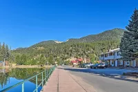Red River Townhome with Balcony and Mtn Views!