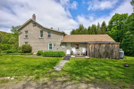 Berkshires Family Inn – for Getaways & Big Groups! Walkable to Butternut! Отели рядом с достопримечательностью «Bidwell House Museum»