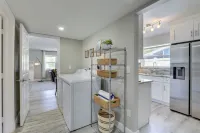 Coastal Sarasota Condo Minutes to Beach! - Spa