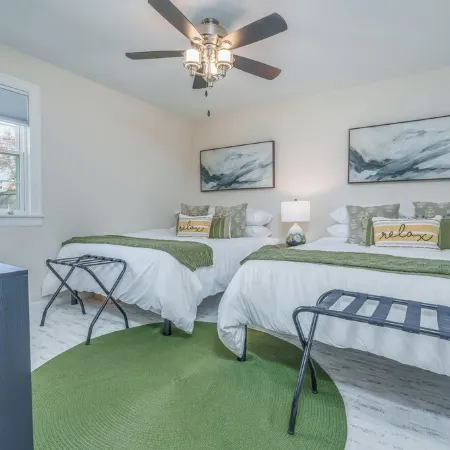 Hot tub/pool/firepit/ 3 bedroom Home center of town 2 Livingroom's sleeps 12