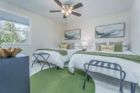 Hot tub/pool/firepit/ 3 bedroom Home center of town 2 Livingroom's sleeps 12