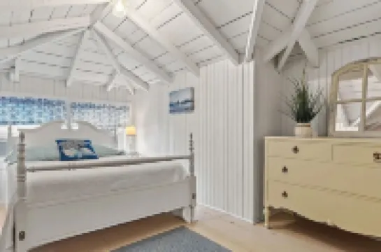 Idlehurst Getaway: 7-BR, 2-min from Onset Beach w/ Wifi, AC units - sleeps 14!