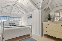 Idlehurst Getaway: 7-BR, 2-min from Onset Beach w/ Wifi, AC units - sleeps 14!