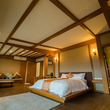 Moon Water Bay Hill Отели рядом с достопримечательностью «Станция Yuli»