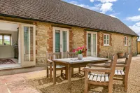 Priory Courtyard - 3 Bedroom Escape Hotels near The University of Buckingham