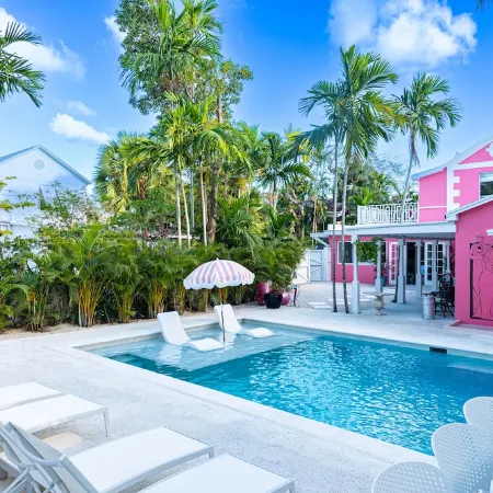 Pink Palms at Cable Beach - 4 Bedroom - 1 Minute to Beach