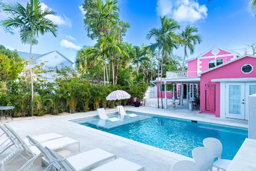 Pink Palms at Cable Beach - 4 Bedroom - 1 Minute to Beach