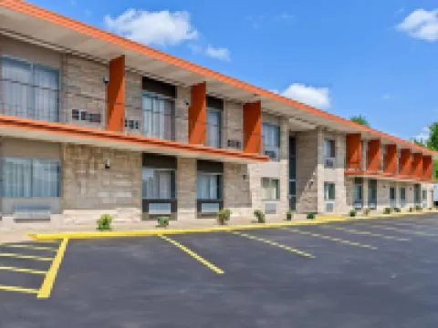 Travelodge by Wyndham Bloomington Hotels in Bloomington