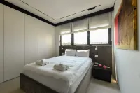 Modern and Vibrant 1BR apt with Private Balcony