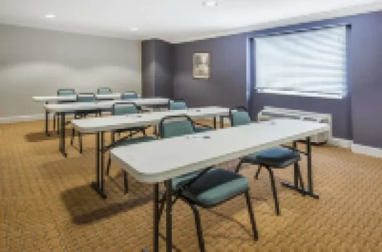 Howard Johnson by Wyndham Dalton