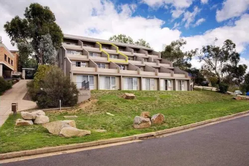 *Cascades 15 - Amazing Lake Views w Balcony's | Spa Bath | Split-Level | WiFi*