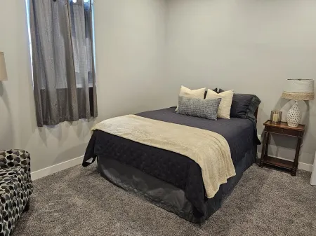 Gorgeous Modern 1500 sq ft 3 bedroom/2 bath Downtown Apartment