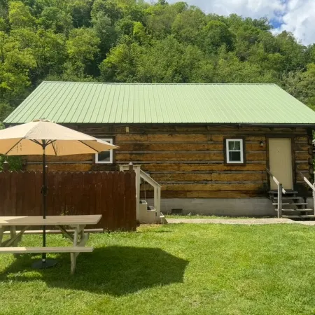 Charming 3-Bedroom 5 Bed Hottub Cabin WiFi in Scenic Seneca Rocks West Virginia