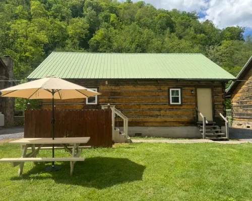 Charming 3-Bedroom 5 Bed Hottub Cabin WiFi in Scenic Seneca Rocks West Virginia 彭德爾頓縣酒店