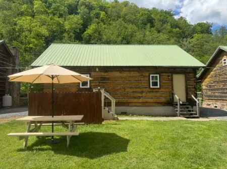 Charming 3-Bedroom 5 Bed Hottub Cabin WiFi in Scenic Seneca Rocks West Virginia