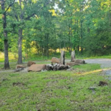 Cute little costal cabin.  One mile from Lake Tenkiller.  Private Spa/Hot Tub