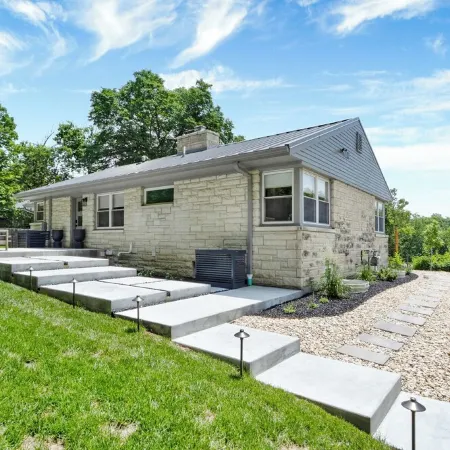 PRIDE ROCK Luxury Retreat
