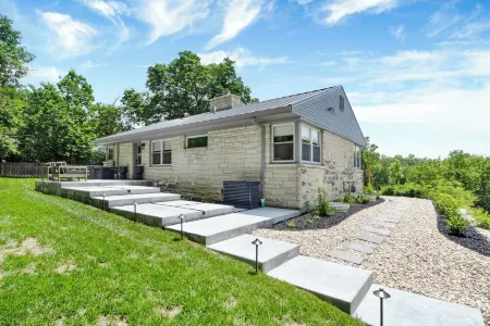 PRIDE ROCK Luxury Retreat