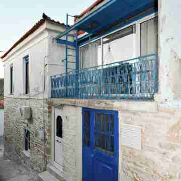 Charming Samos Escape With Jacuzzi and Private Balcony Hotel Exterior