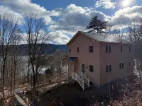 Vacation Home with 8 beds & fast WiFi with view of the Adirondacks & Lake George