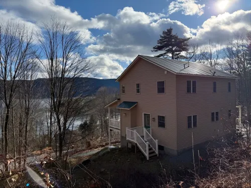 Vacation Home with 8 beds & fast WiFi with view of the Adirondacks & Lake George فنادق في Hague