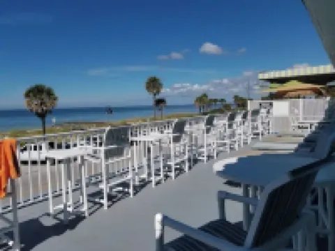 Prime location on Pass-A-Grille Beach! Everything you need is here!