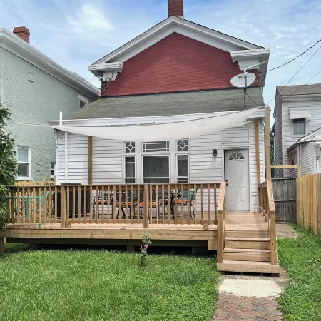 Charming 2-bedroom house with AC and WiFi in lovely Hamilton Отели в г. Гамильтон