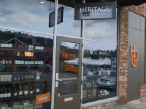 "The Red Door" 1 mile from downtown. 1 bedroom. Own entrance. Full Bath/Kitchen