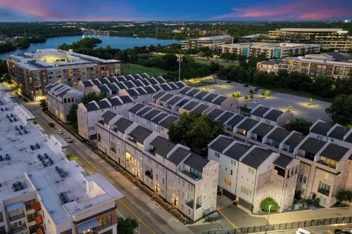 타운 레이크 타운하우스, 핫텁 있음, 게임룸 및 스카이라인 전망