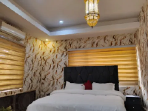 Nuitdeparis quest house and restaurant Hoteles en Wuse 2