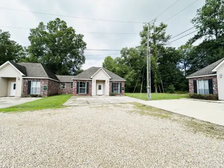 New Orleans Style Decor and Serene Setting - Spacious Tranquil Haven